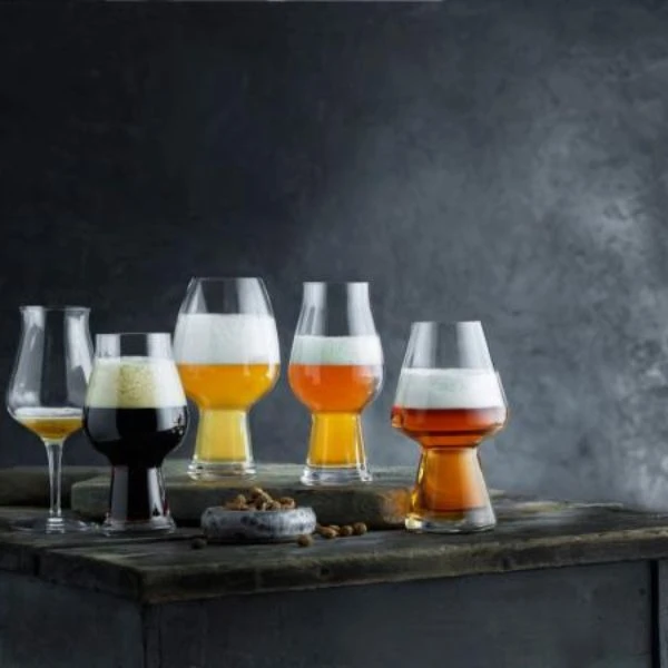 Luigi Bormioli Birrateque ölglas tester 42 cl 94500306 by Luigi Borm color Svart
