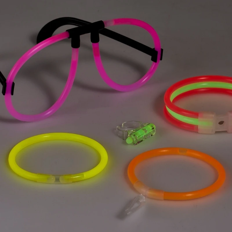 Lysande partypaket med glowsticks och tillbehör DL8000040 by Koop color Svart