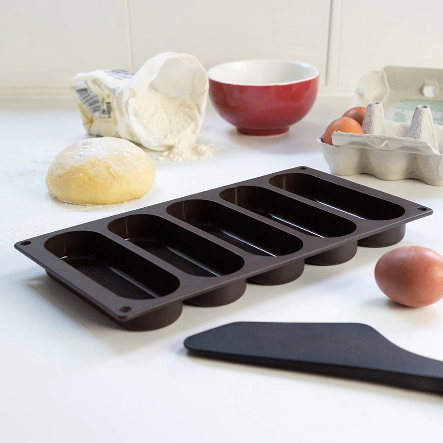 Lurch Bakform för Korvbröd i Silikon 30x16 cm 5 st LU85093 by LURch color Svart