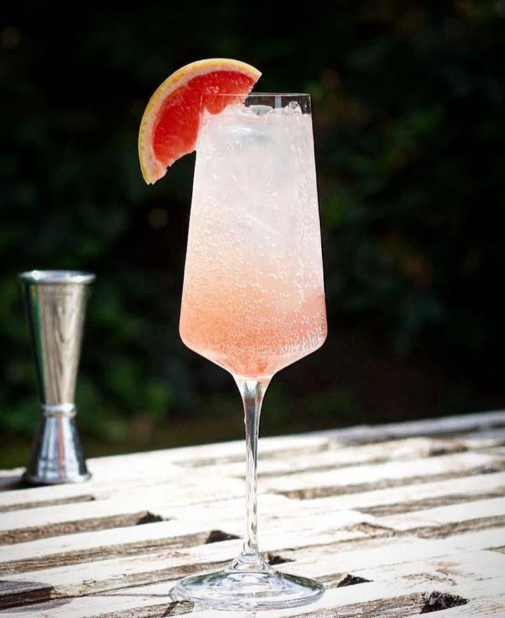 Upplev Breezy Rainbow: En Uppfriskande Vodka-Cocktail Med En Touch av Mysterium