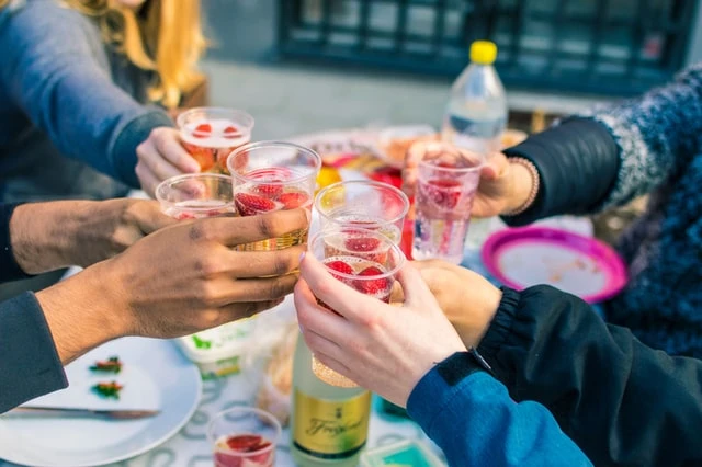 Bjud in till sommarfest – dukning, festlekar och sommardrinkar