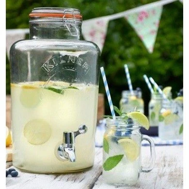 en stilfull Kilner dispenser med lemonade