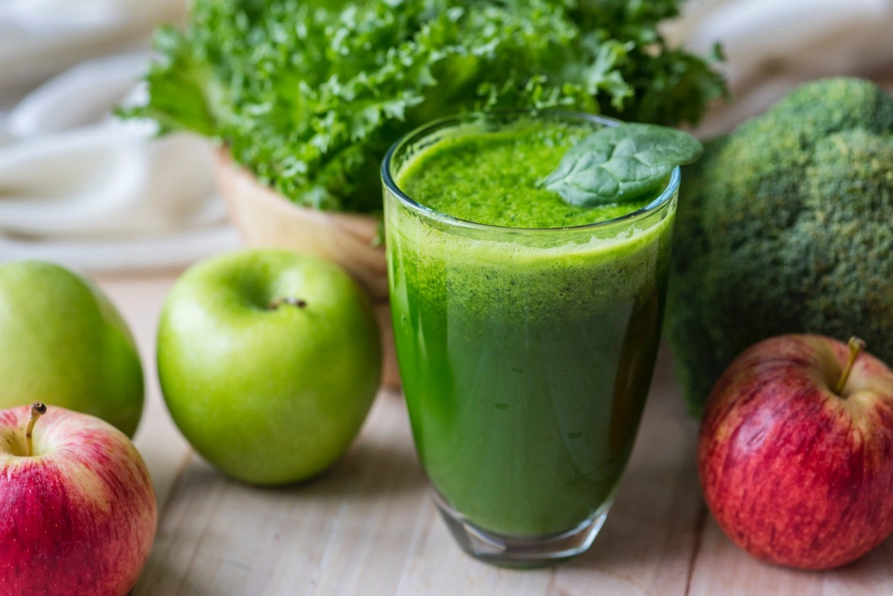 en smoothie av frukt och grönt